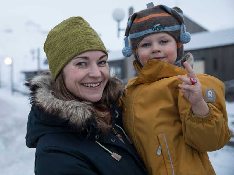 Maja-Stina Eksted med sønnen på armen