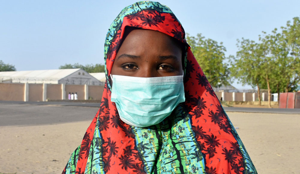 Jente med munnbind, beskyttelse mot koronavirus.Nigeria.