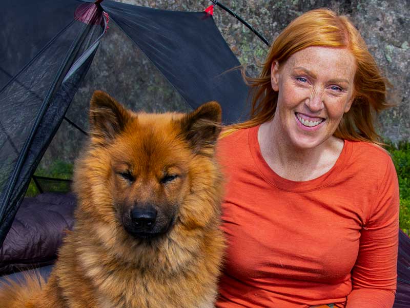 Bodil Dal med hunden
