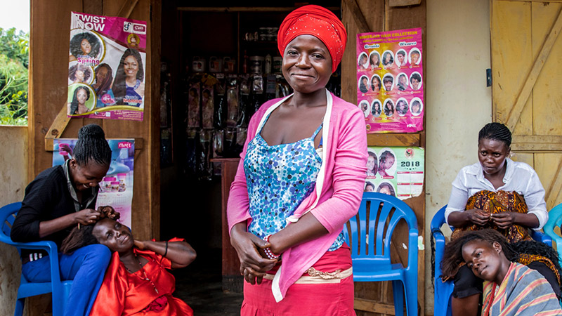 Unge i arbeid: Nabiryo Sulaina fra Uganda driver sin egen frisørsalong.