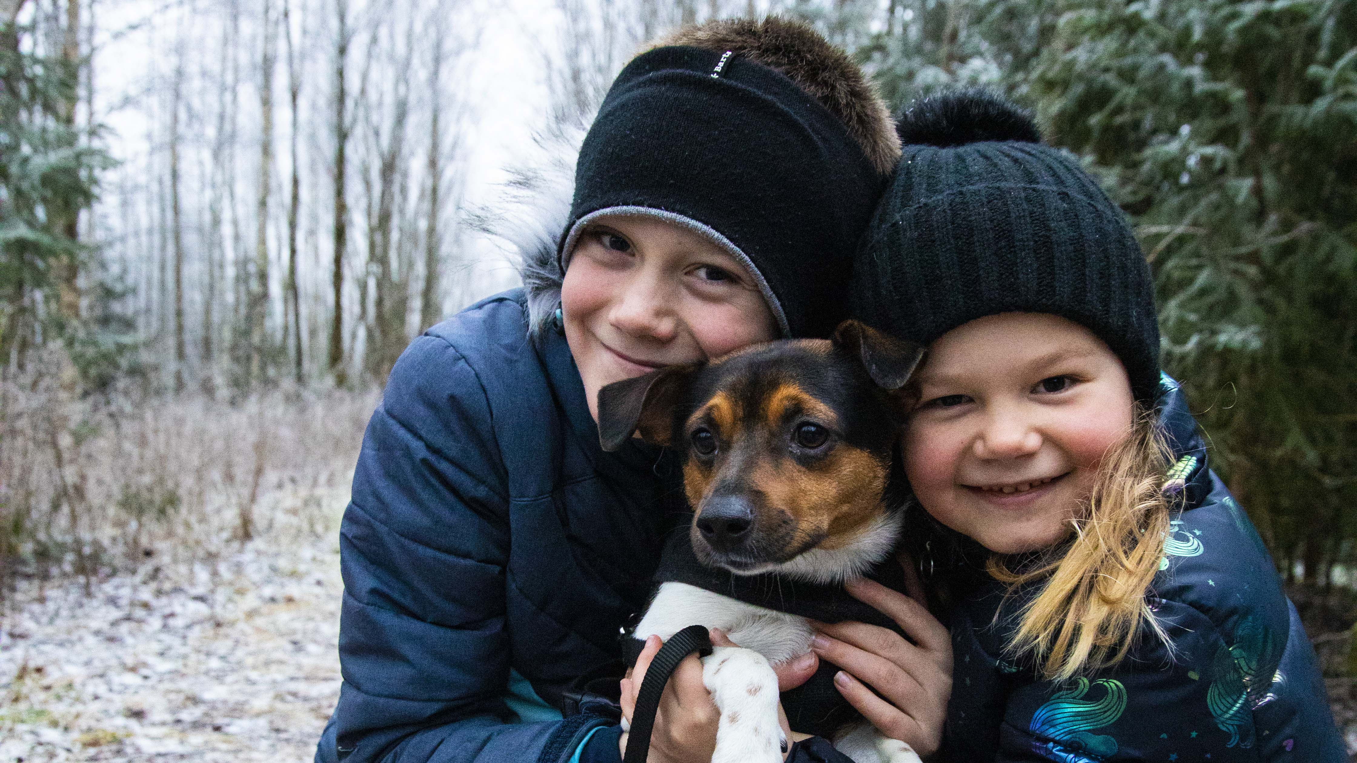 To små barn med en hund