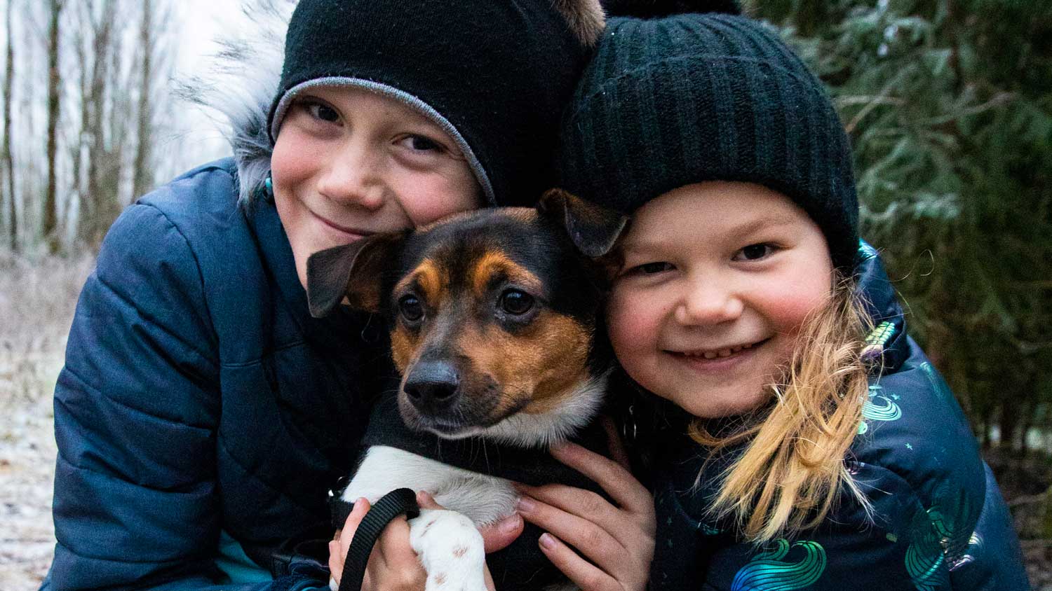 Oliver og Linnea holder en hund
