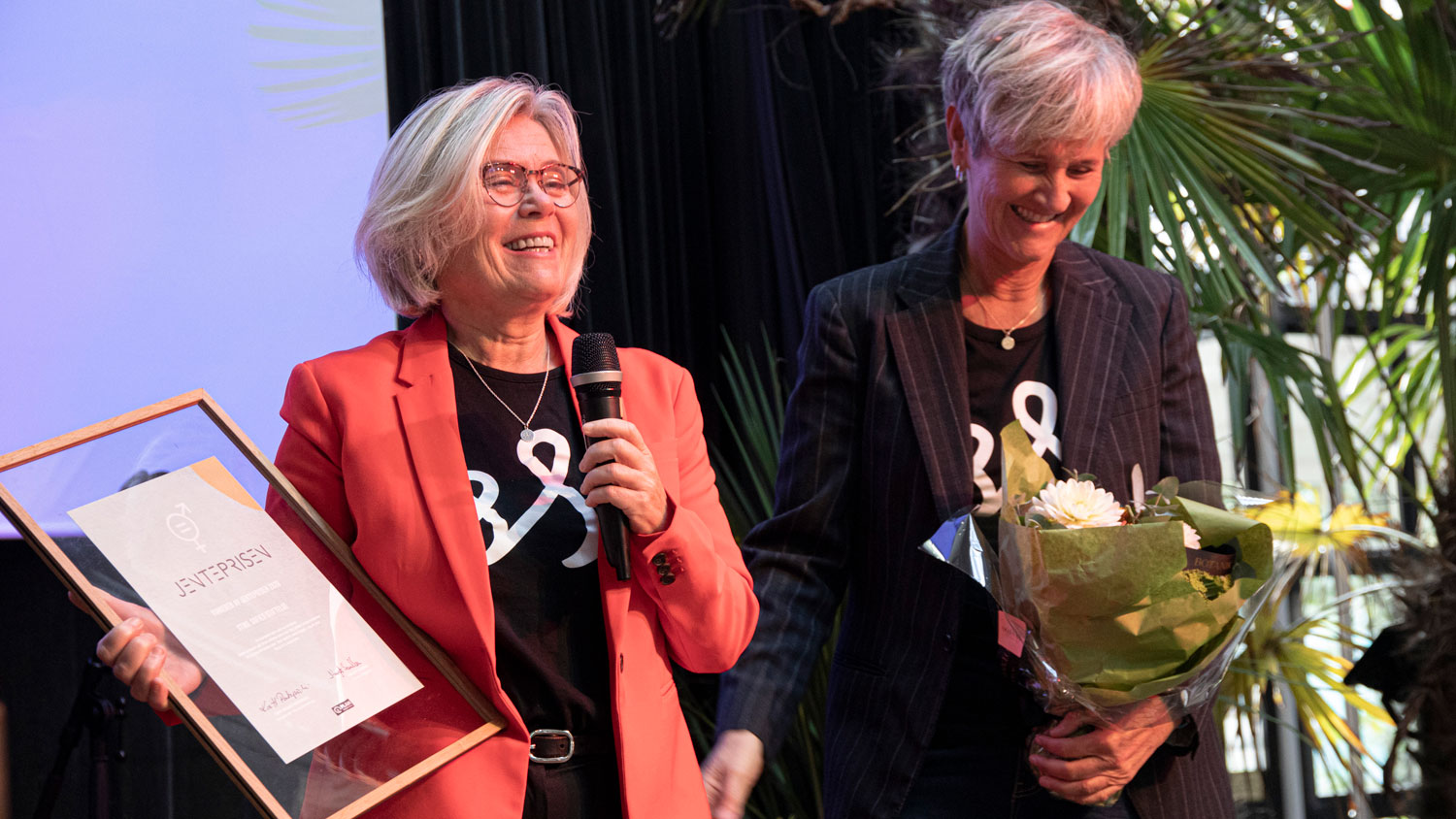 Ada Sofie Austegard og Tone Vareberg mottar smiler og holder Jenteprisen-diplom