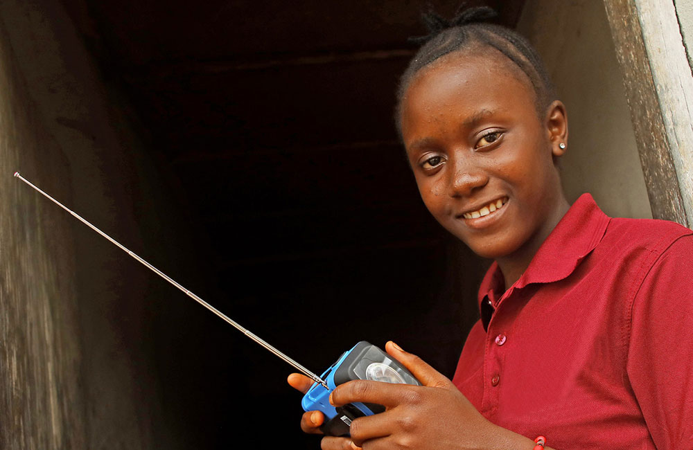 Jeneba fra Sierra Leone følger undervisningen via radio.