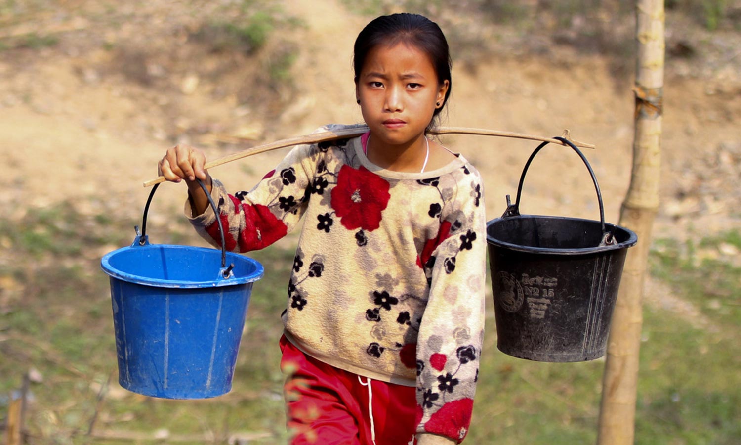 Juma fra Laos henter vann til familien.