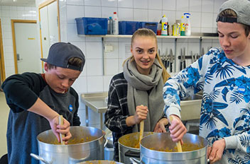 Ungdomskoleelever i samarbeid med Plan