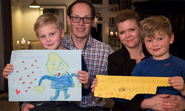 Familie med tegning til fadderbarn