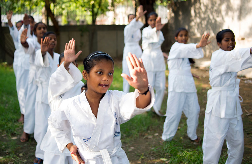 Jenter som lærer å forsvare seg i India.