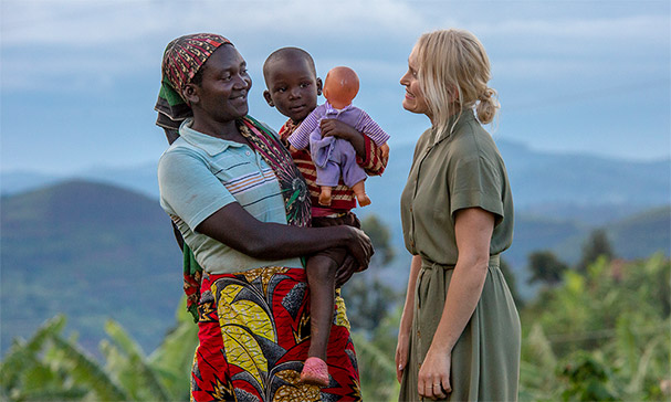 Eva Weel Skram på besøk hos fadderbarnet i Rwanda.