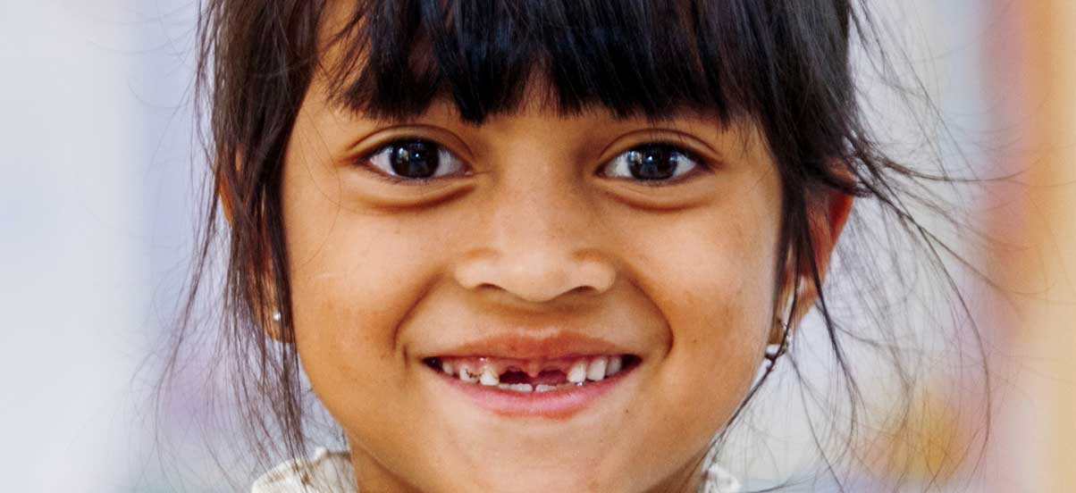 Jente smiler uten fortenner