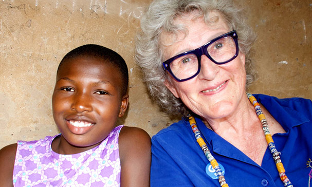 Kristina på besøk hos fadderbarnet sitt i Ghana.