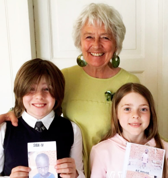 Bestemor med sine to barnebarn