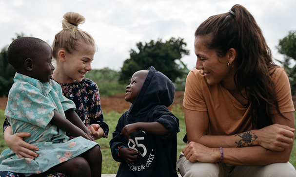 Funkygine, datteren Filippa og fadderbarnet Sentiya i Rwanda.