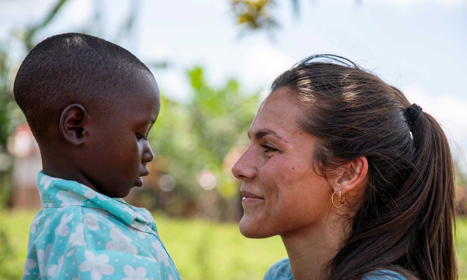 Funkygine besøker fadderbarnet sitt Sentiya i Rwanda.