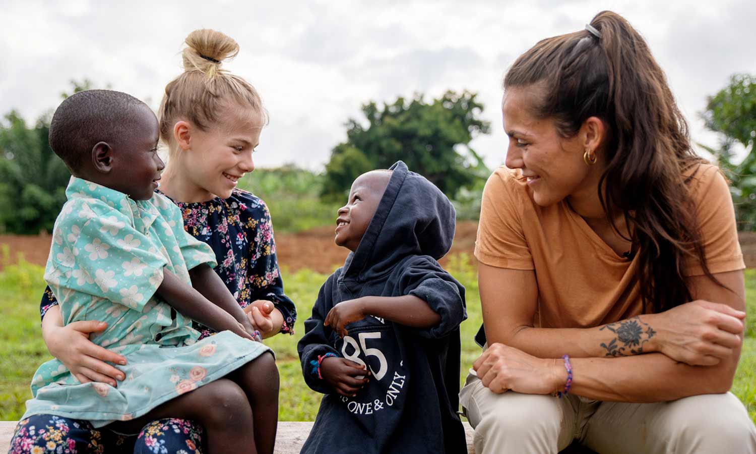 Funkygine, datteren Filippa og fadderbarnet Sentiya i Rwanda.