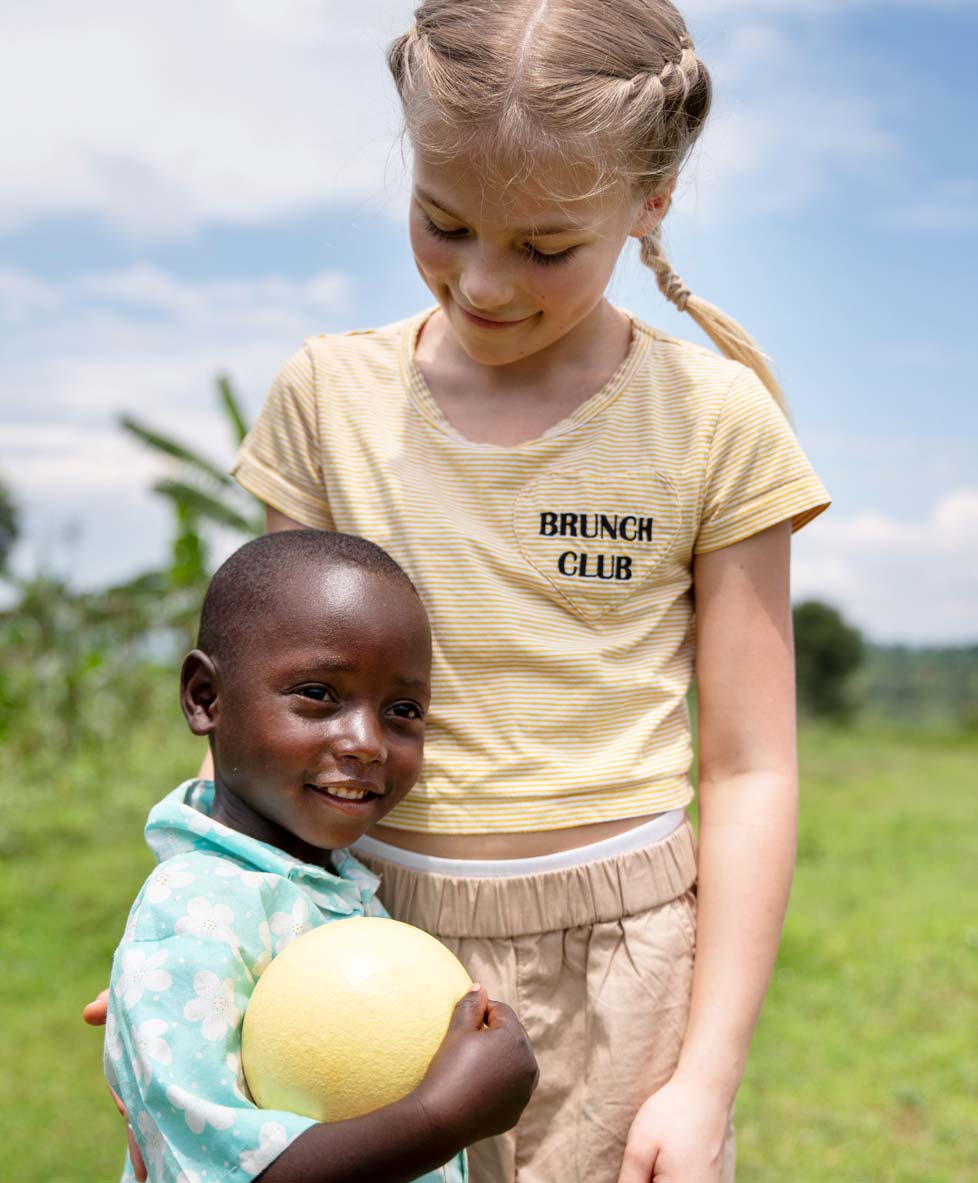 Filippa, datteren til Funkygine, med fadderbarnet Sentiya i Rwanda.