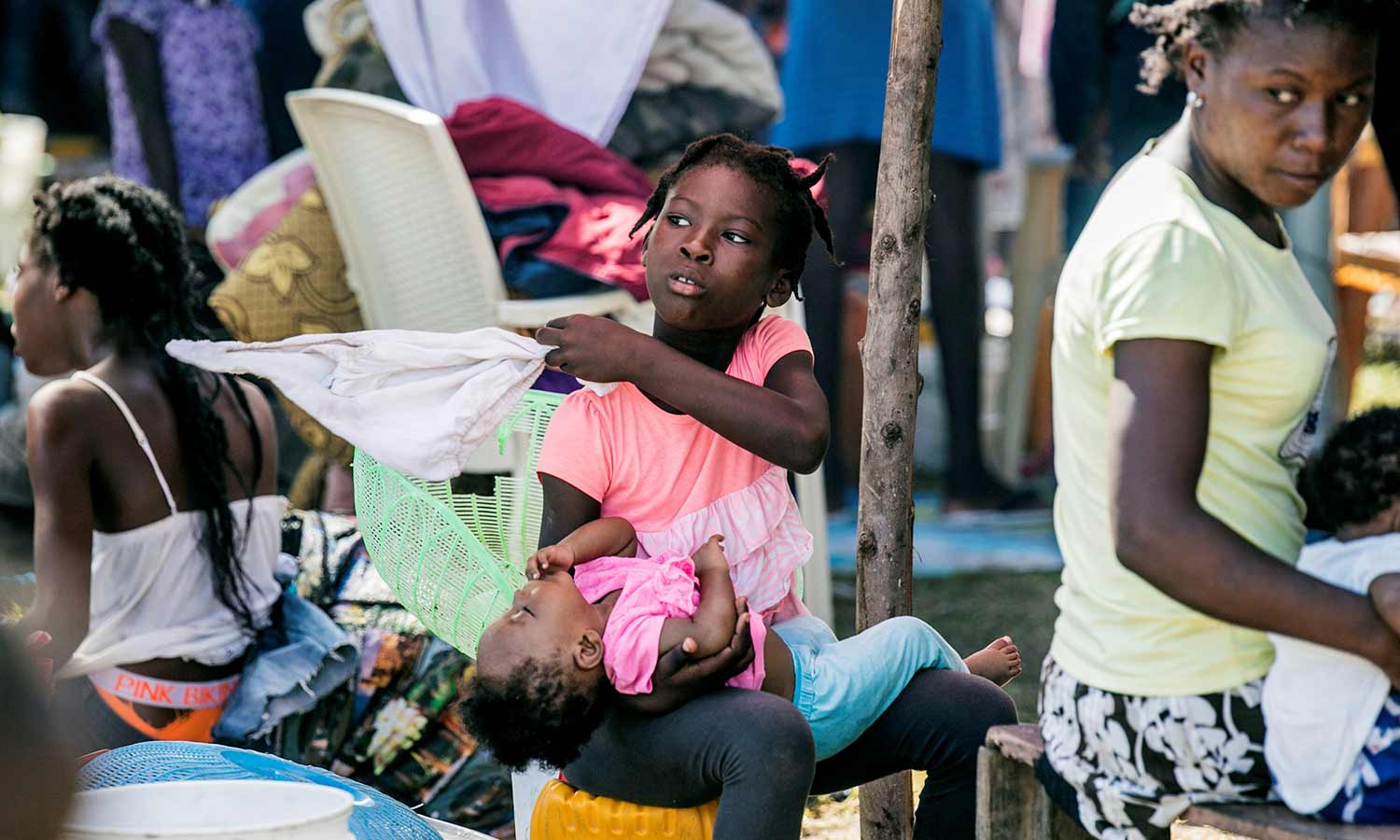 Kvinner og barn på jordskjelvrammede Haiti.