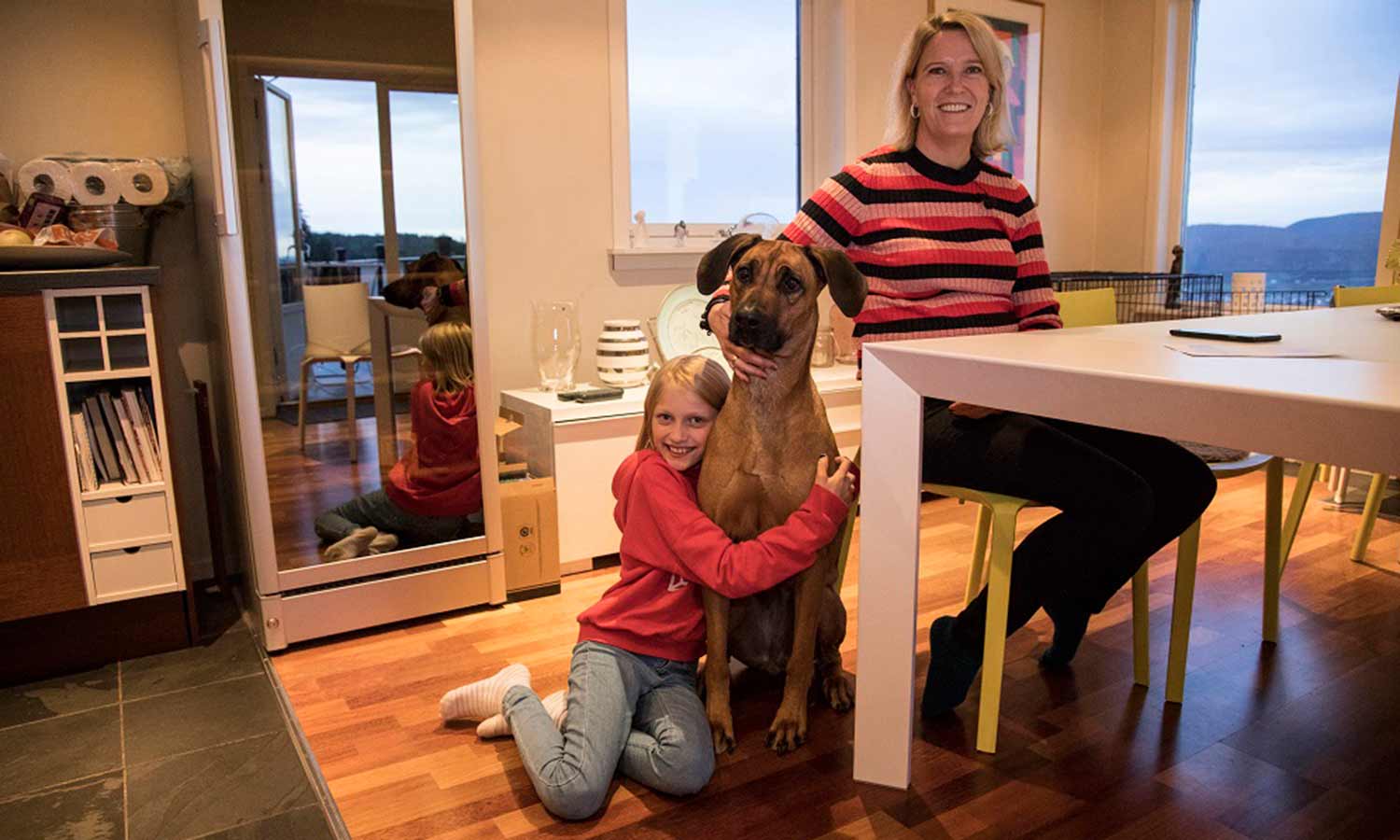 Fadderne Johanne og Solveig sender brev til fadderbarnet sitt, Mac Albert i Fillipinene.