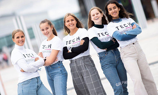 Jenter fra mentorprogrammet Girls Create Tech Academy.