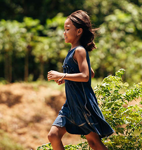 Jente som løper i skogen i Vietnam.