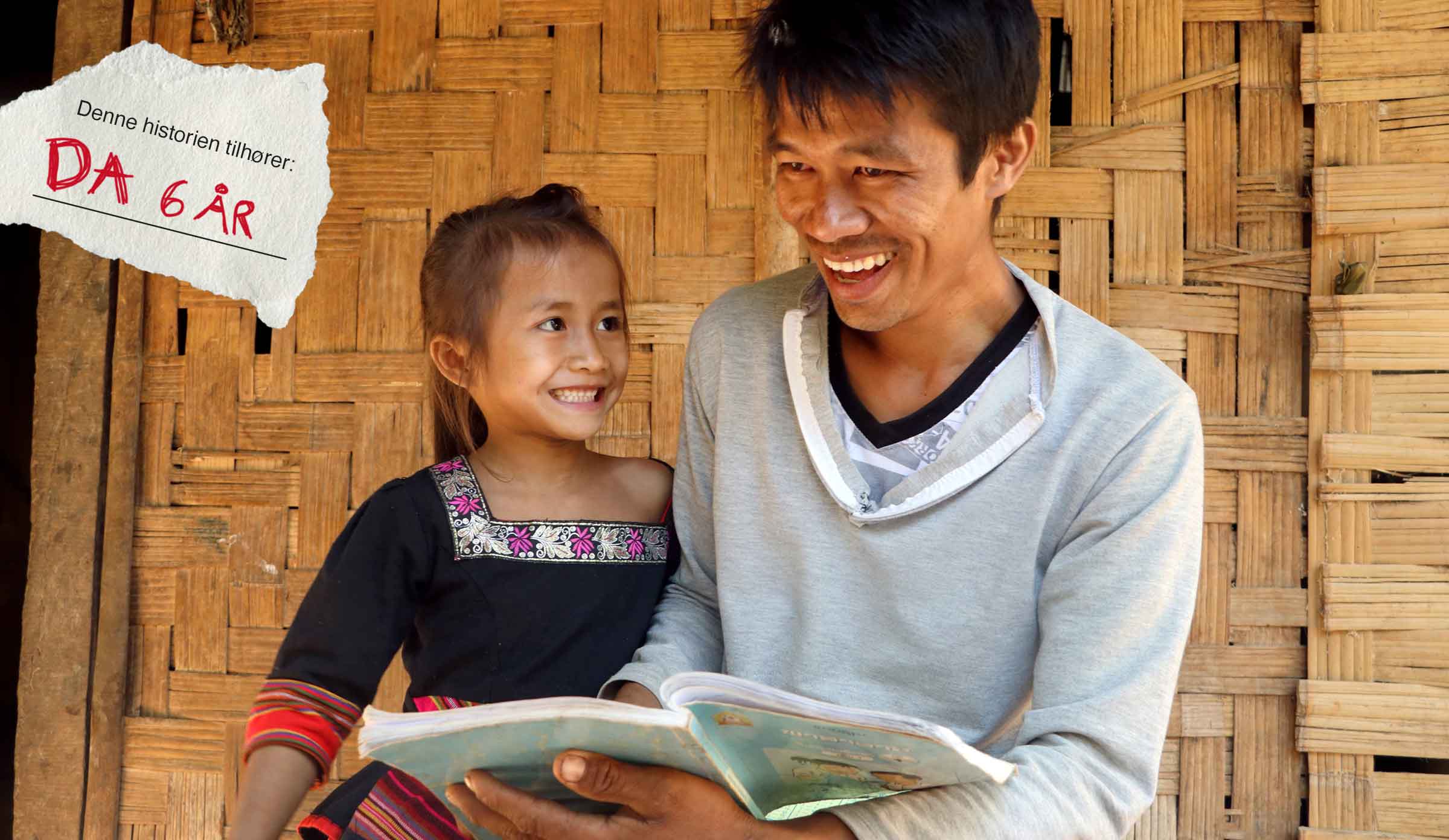 Far og datter leser bok i Laos
