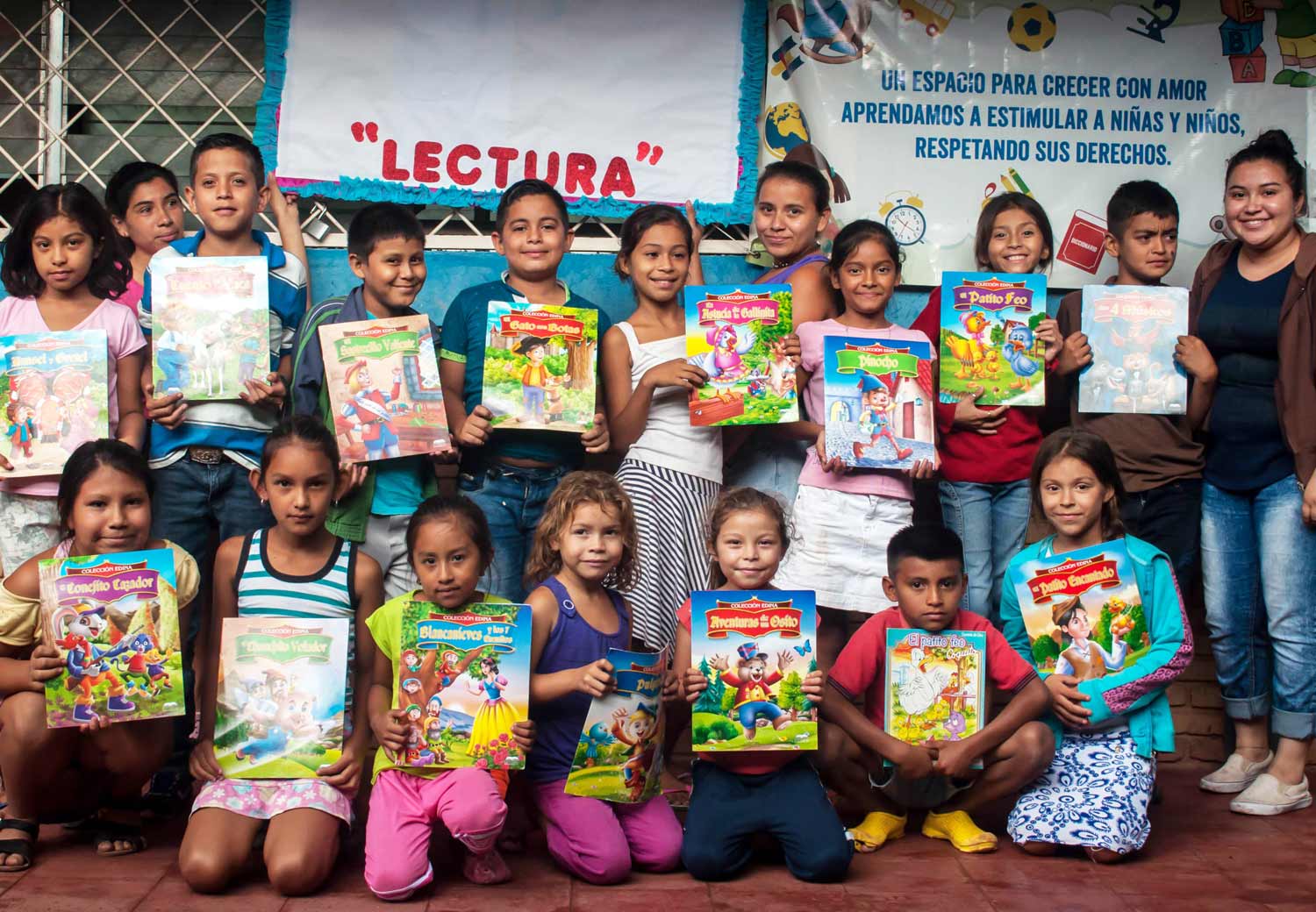Barn som deltar på "Lesekroken" i Nicaragua.