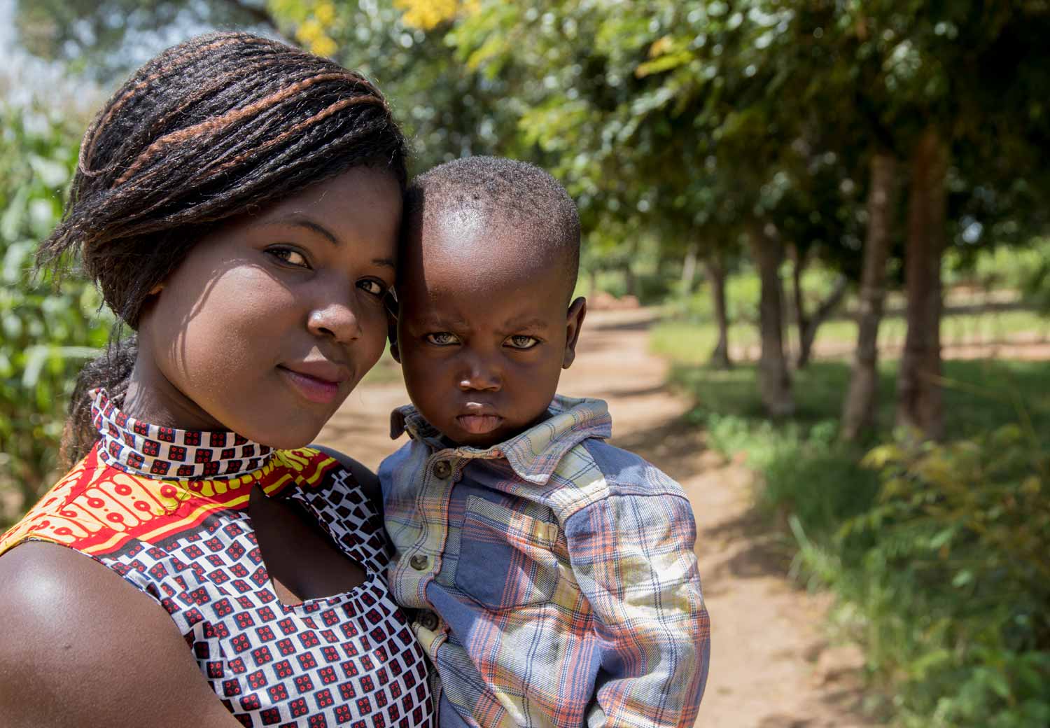 Tadala fra Malawi sammen med sønnen sin.