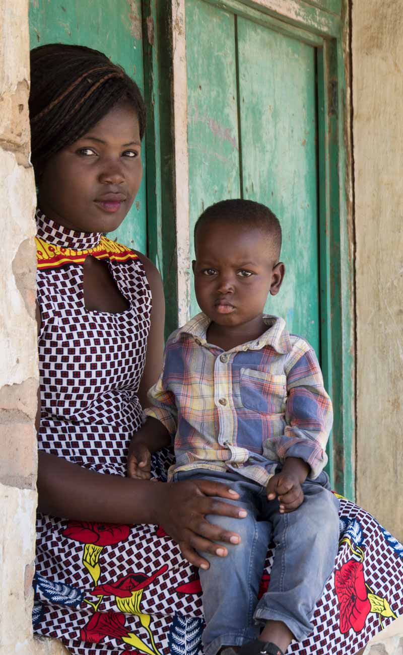 Tadala fra Malawi sammen med sønnen sin.