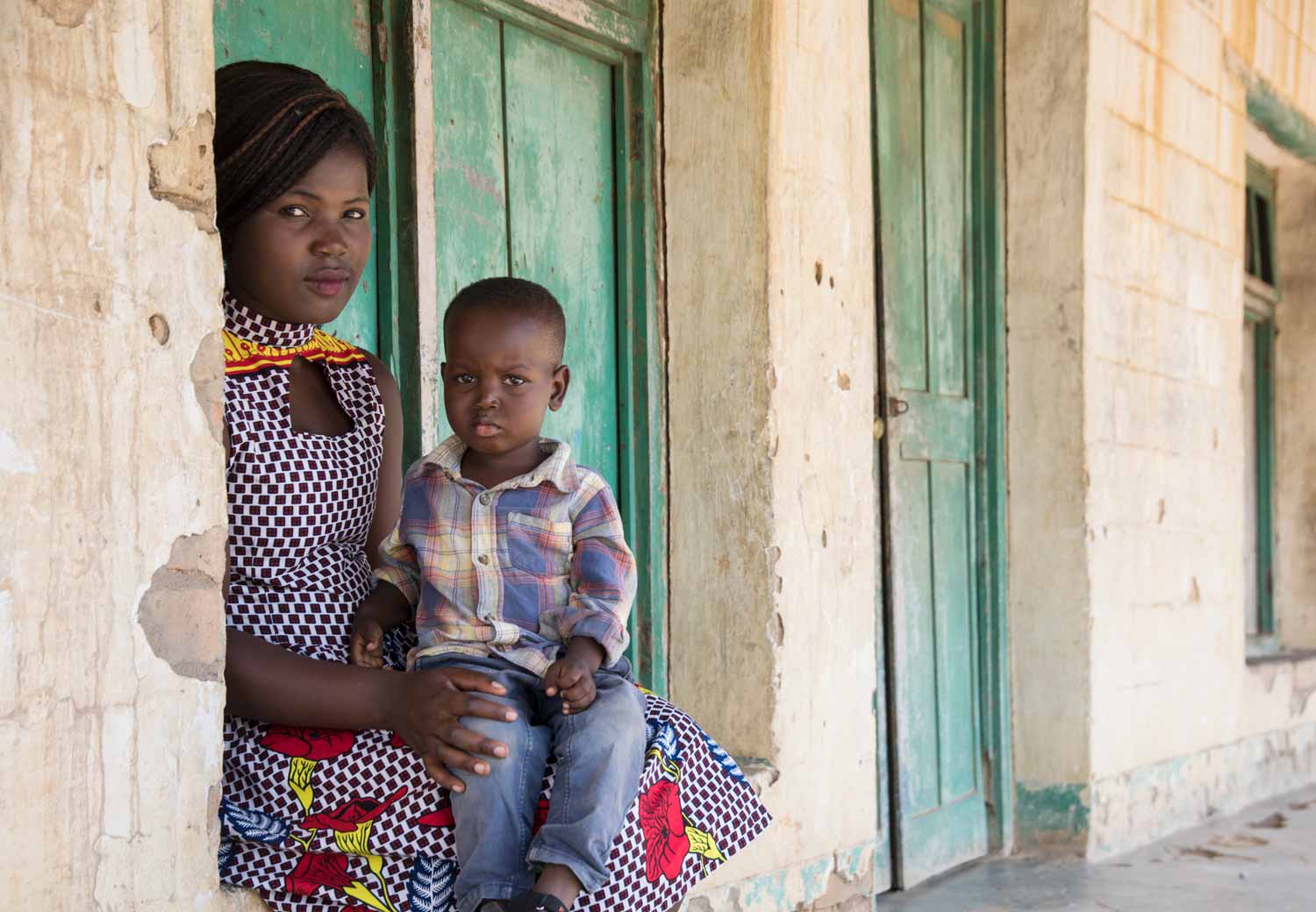 Tadala fra Malawi sammen med sønnen sin.