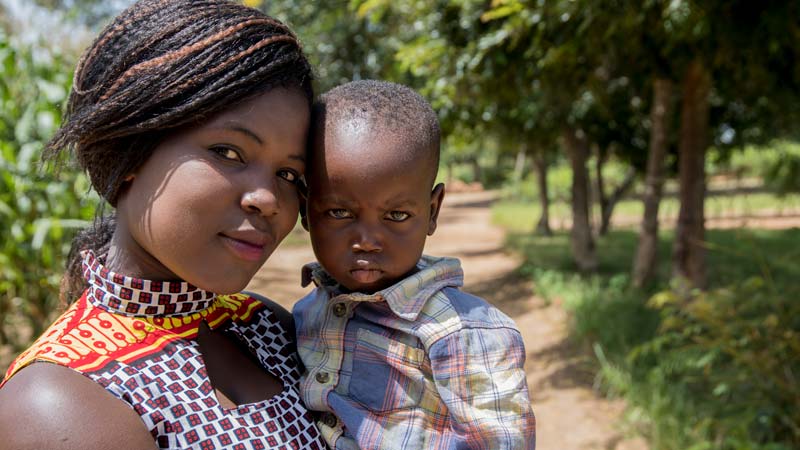 Tadala fra Malawi sammen med sønnen sin.