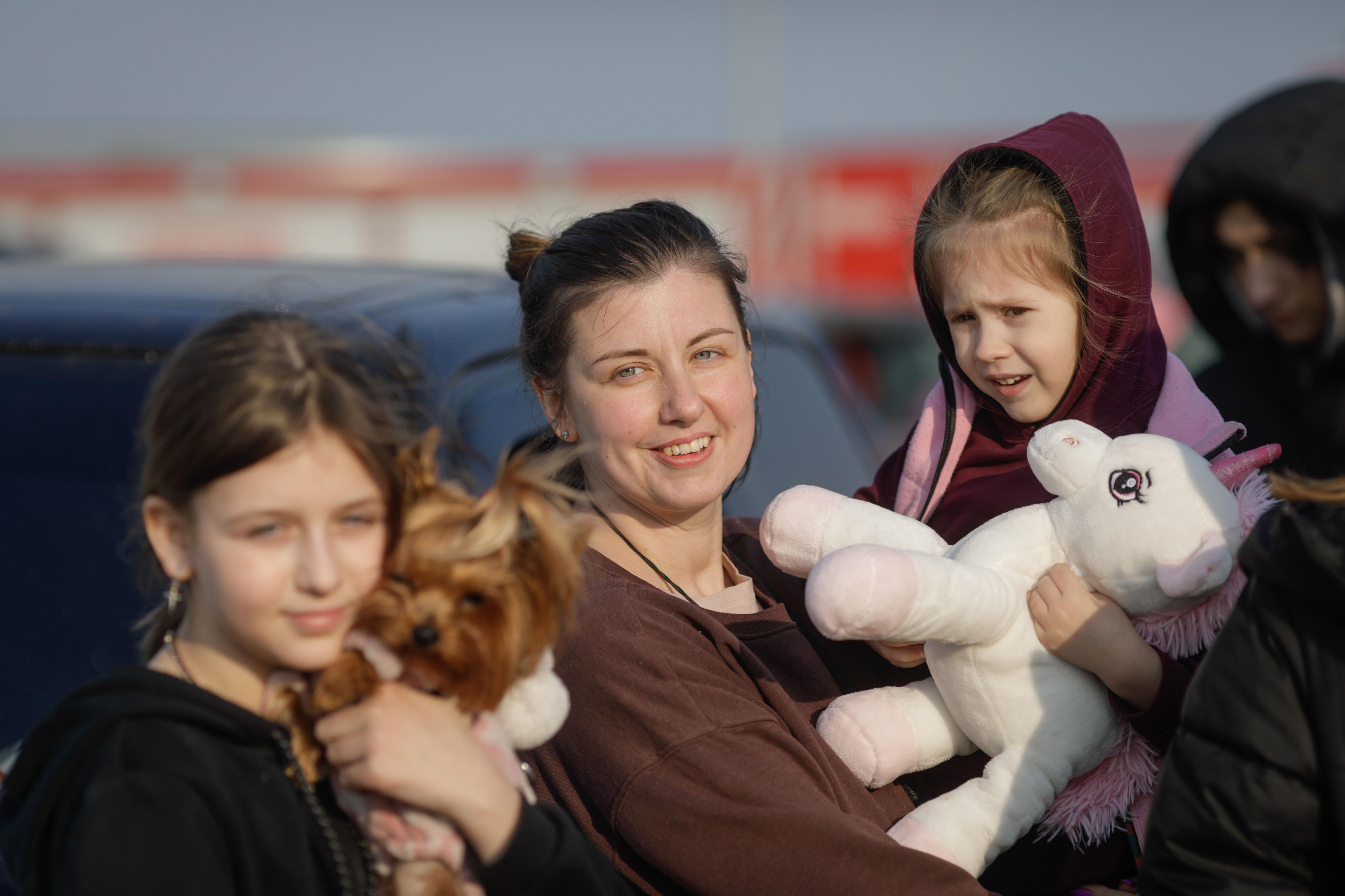 Mor med sine to døtre på flukt fra Ukraina