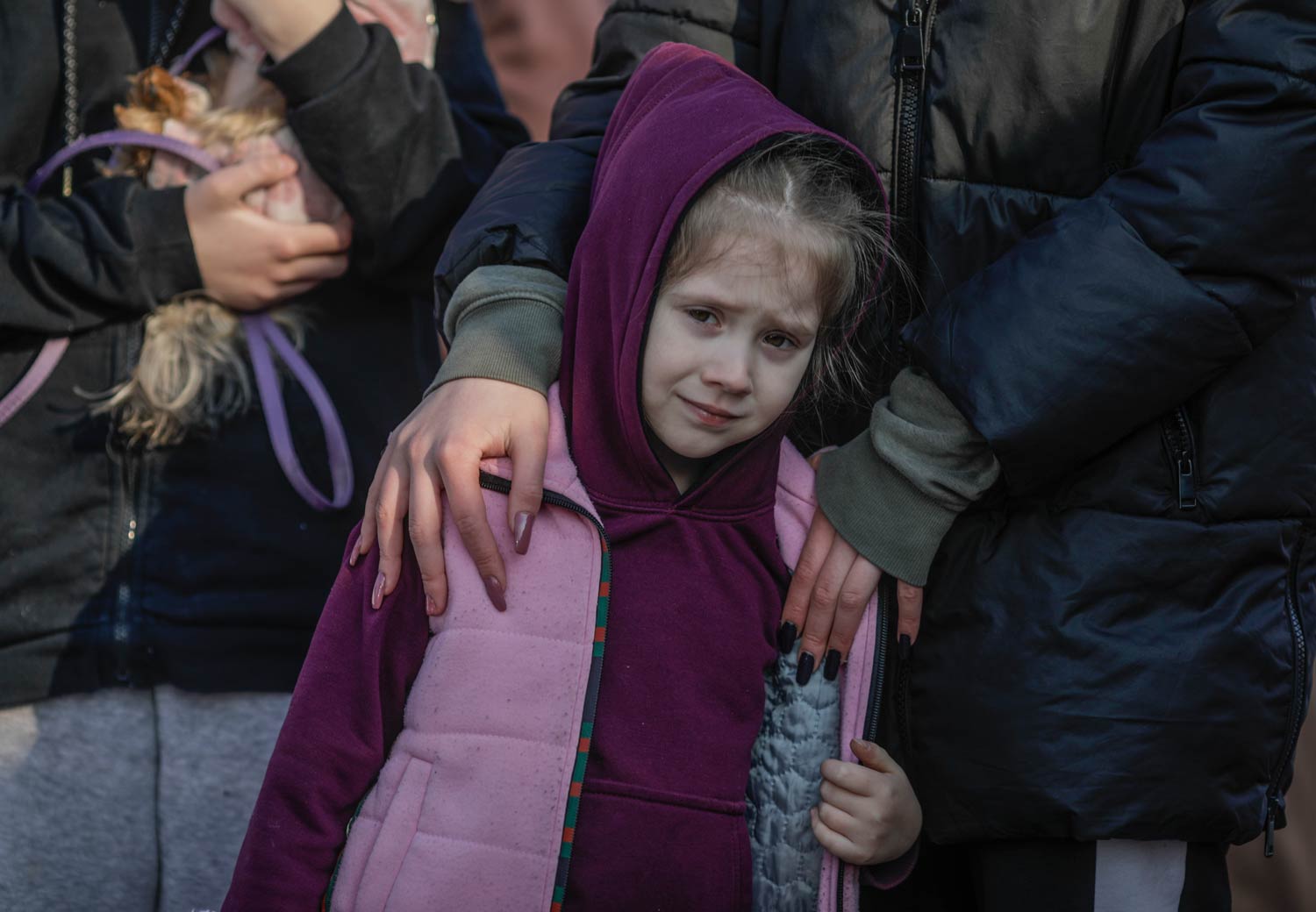 Jenter i krise – Ukraina. En jente får trøst.