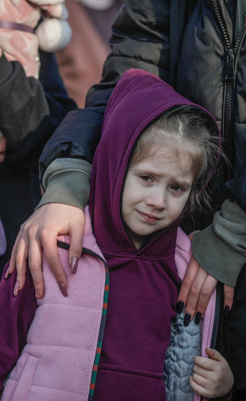 Jenter i krise – Ukraina. En jente får trøst.