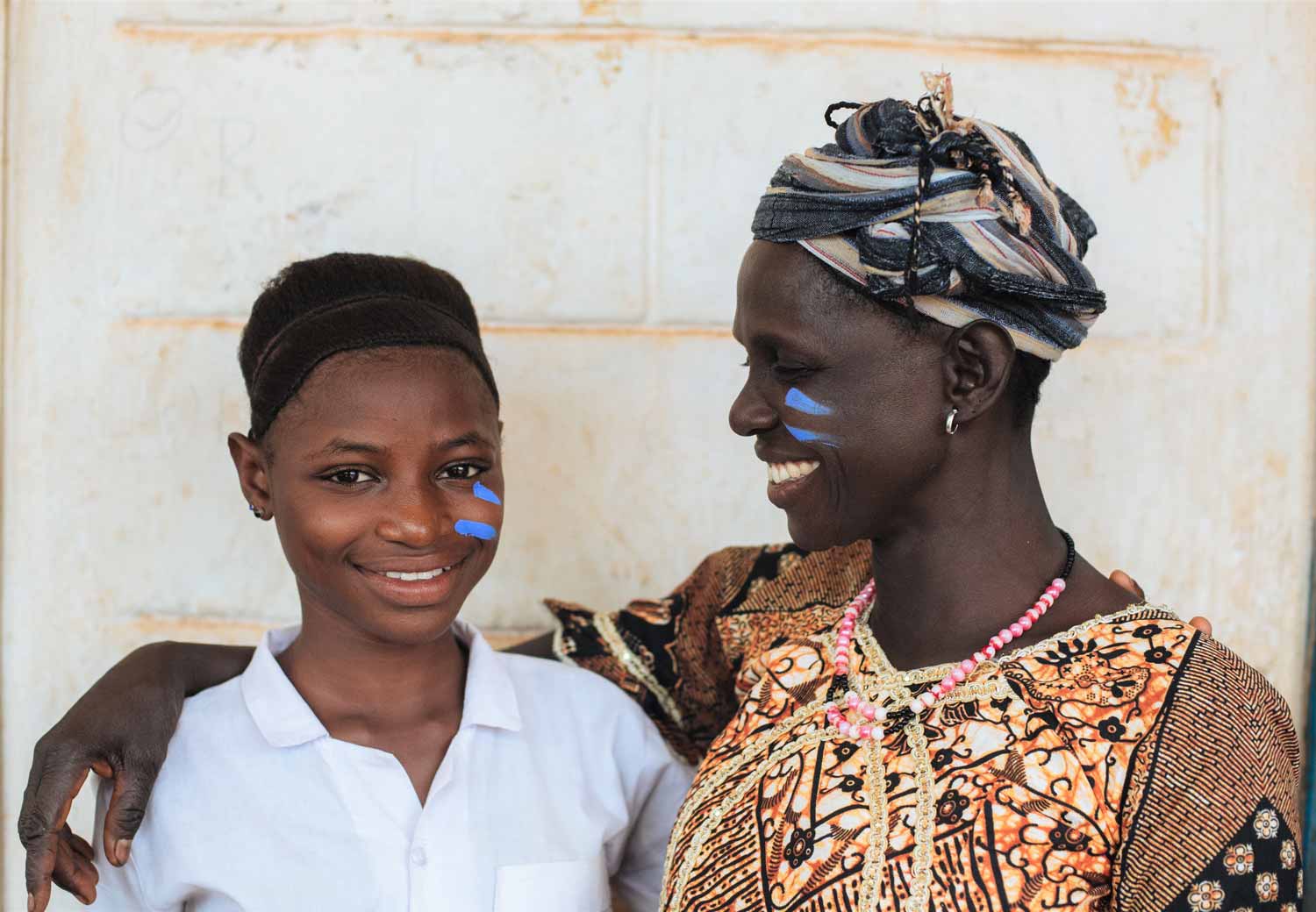 Marie fra Sierra Leone kjemper for å få slutt på kvinnelig omskjæring. Her sammen med moren sin.