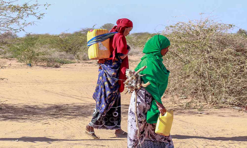 Jenter som henter vann i Kenya.