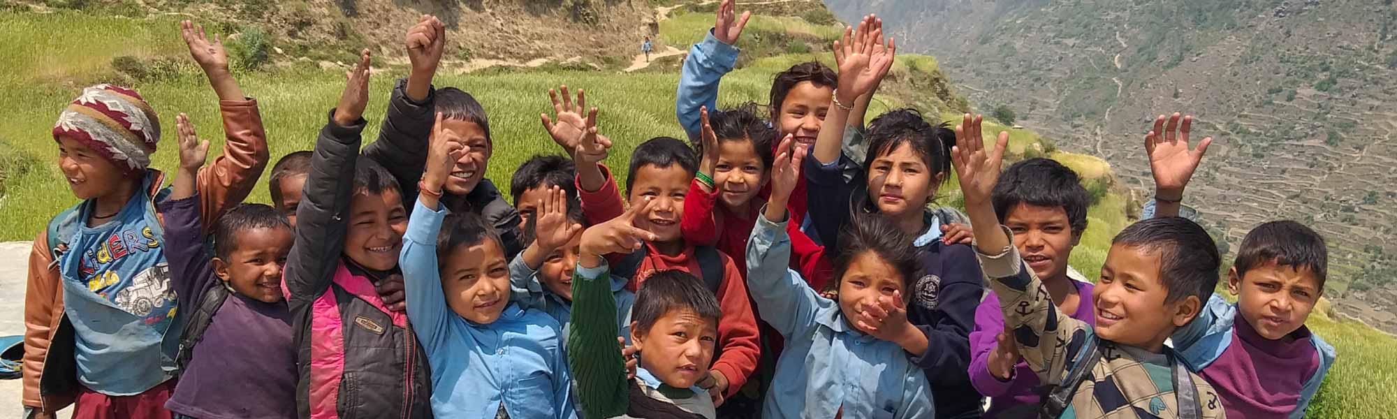 Barn fra Nepal som har fått tilgang til lesesentere på grunn av støtte fra Plan.