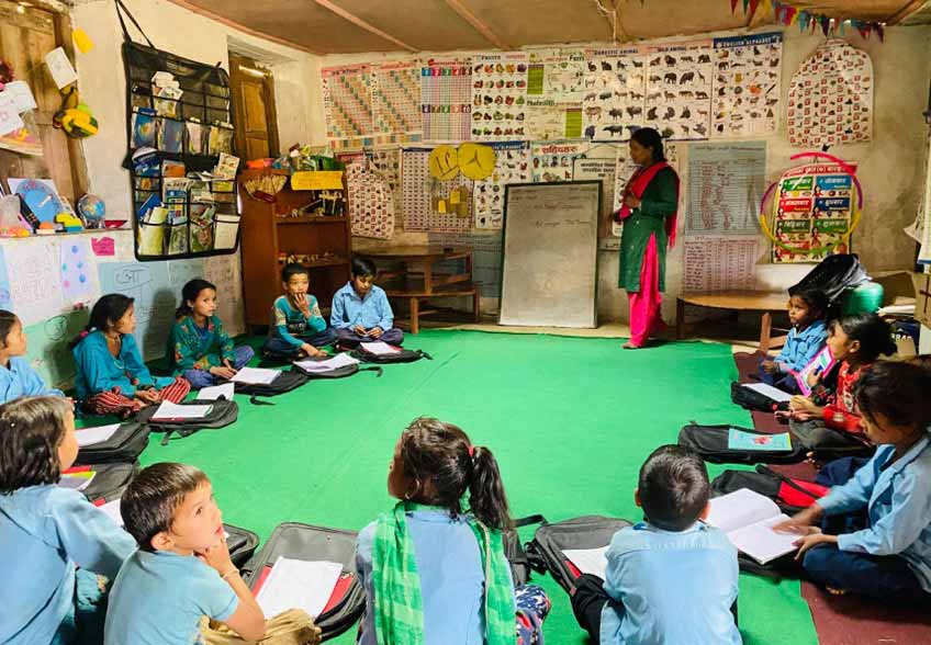Skolebarn i Nepal som har fått styrket sin leseopplæring takket være Plans juleprosjekt.