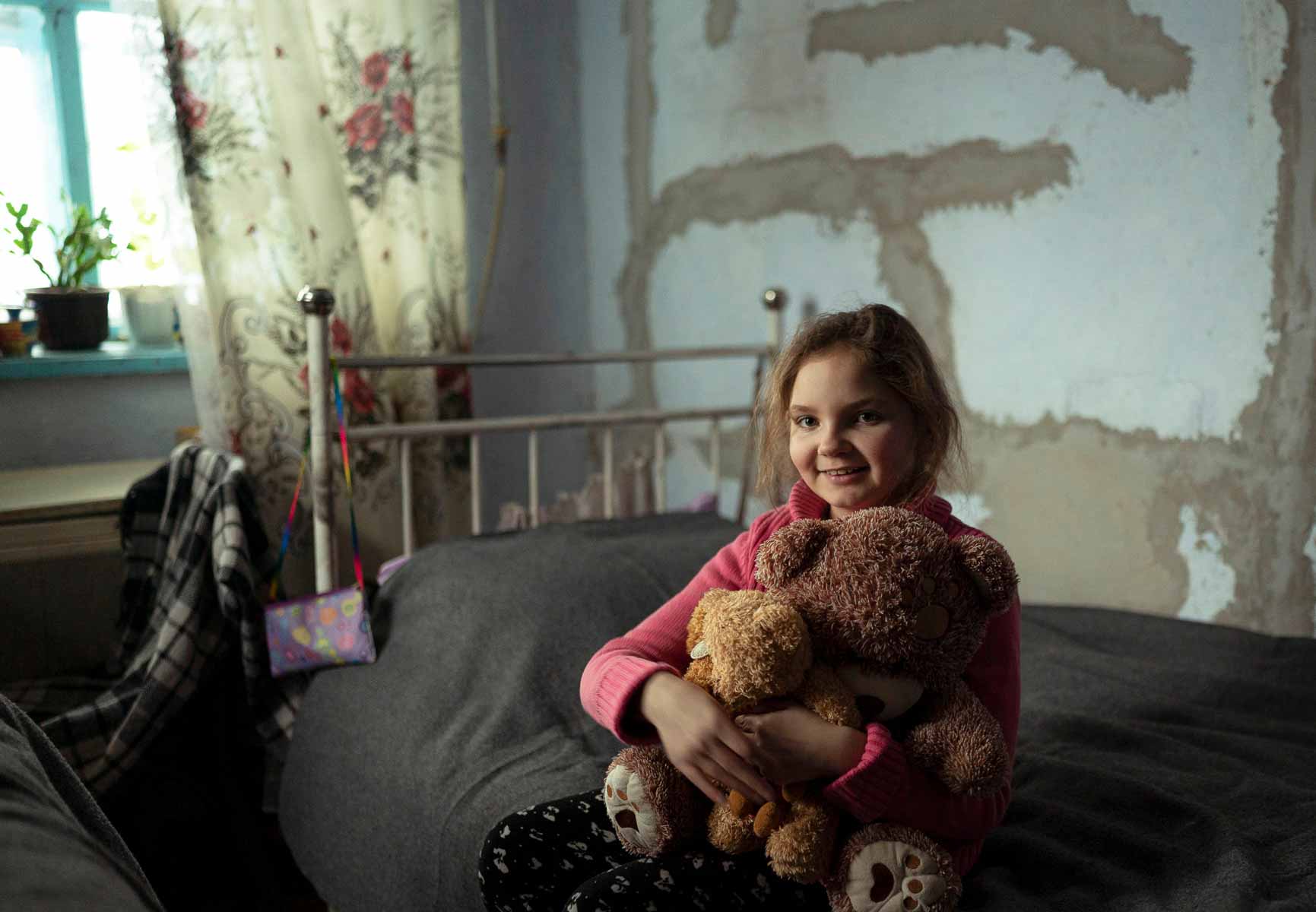 Ukrainsk jente med bamsen sin. Krigen i Ukraina.