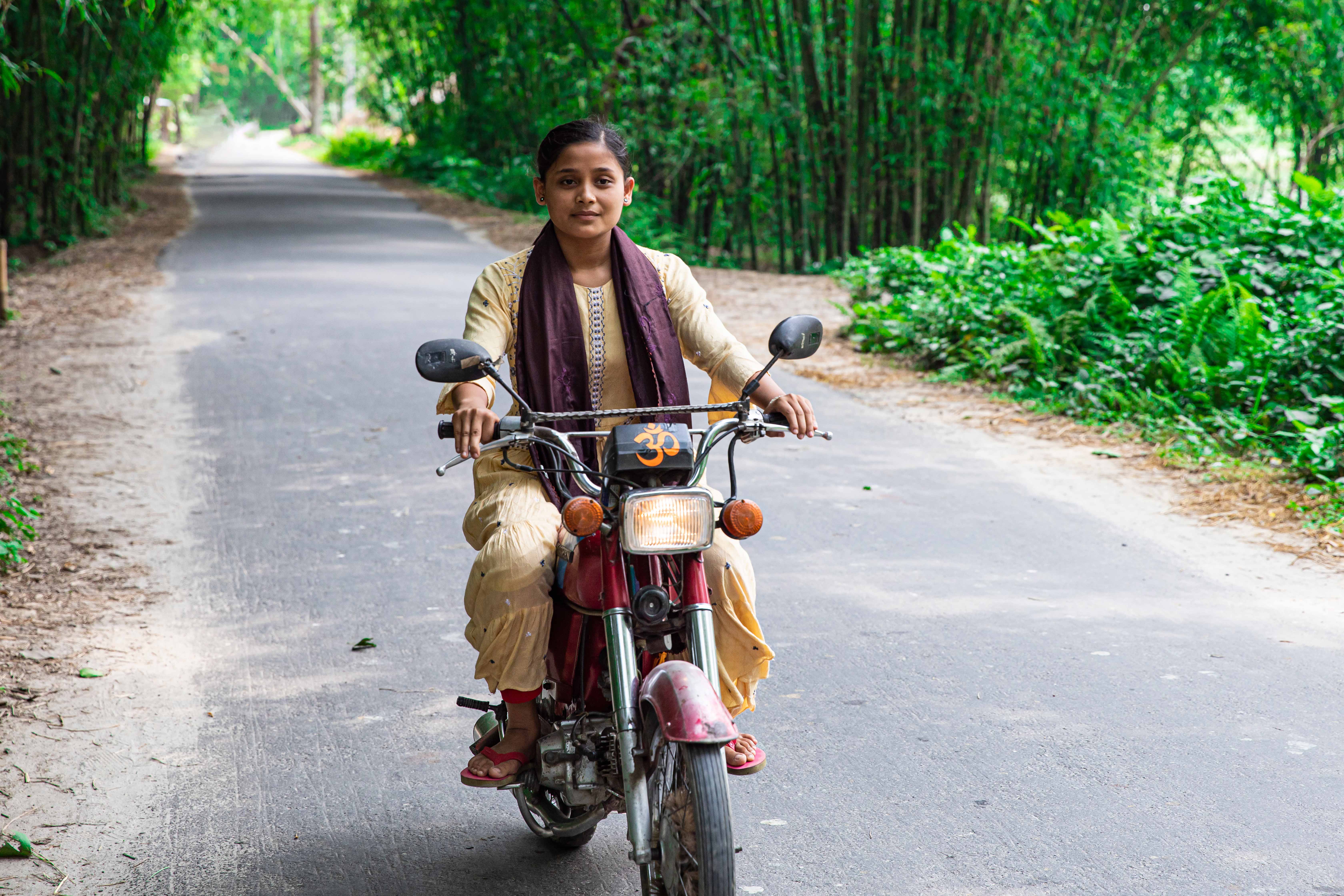Bildet viser 16 år gamle Antora fra Bangladesh, som kjører på motorsykkelen sin.