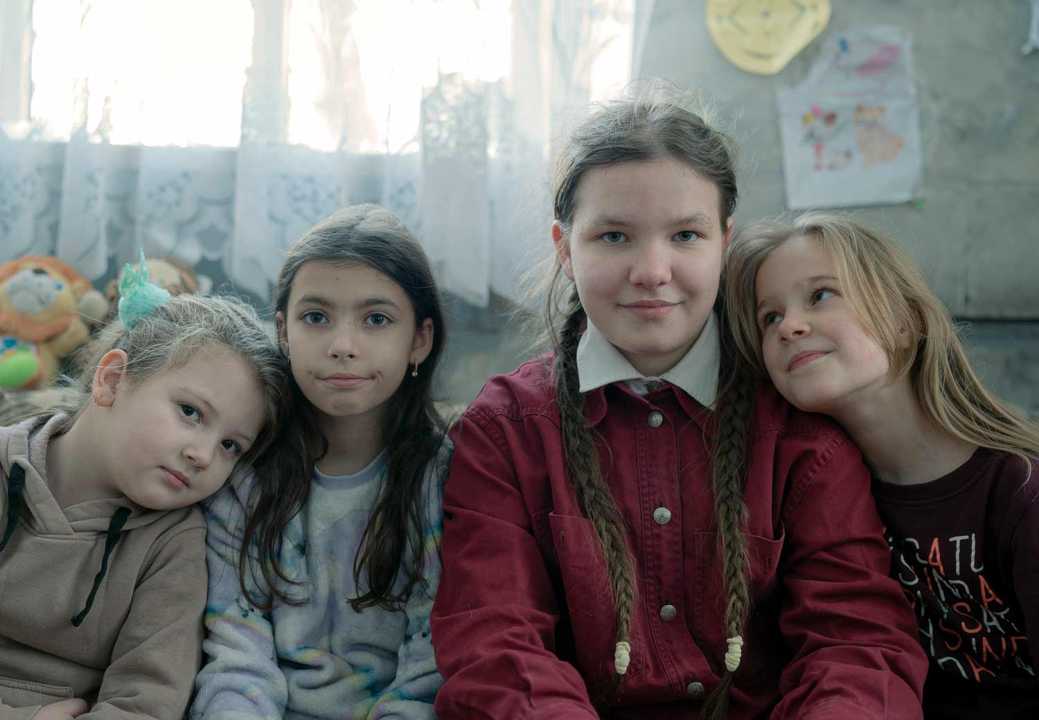 Bildet viser ukrainske Polina og Nadia sammen med to av de andre jentene som bor på overnattingssenteret i Vinnytsia.