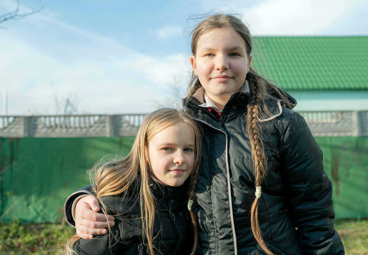 Bildet viser søstrene Polina (10) og Nadia (11) utenfor mottaket de bor på i Vinnytsia.