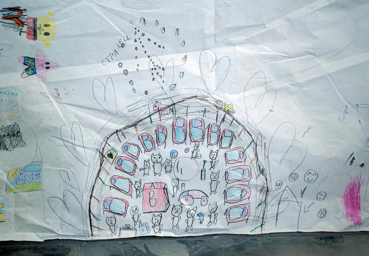 Bildet viser en tegning laget av de ukrainske søstrene Polina (10) og Nadia (11)