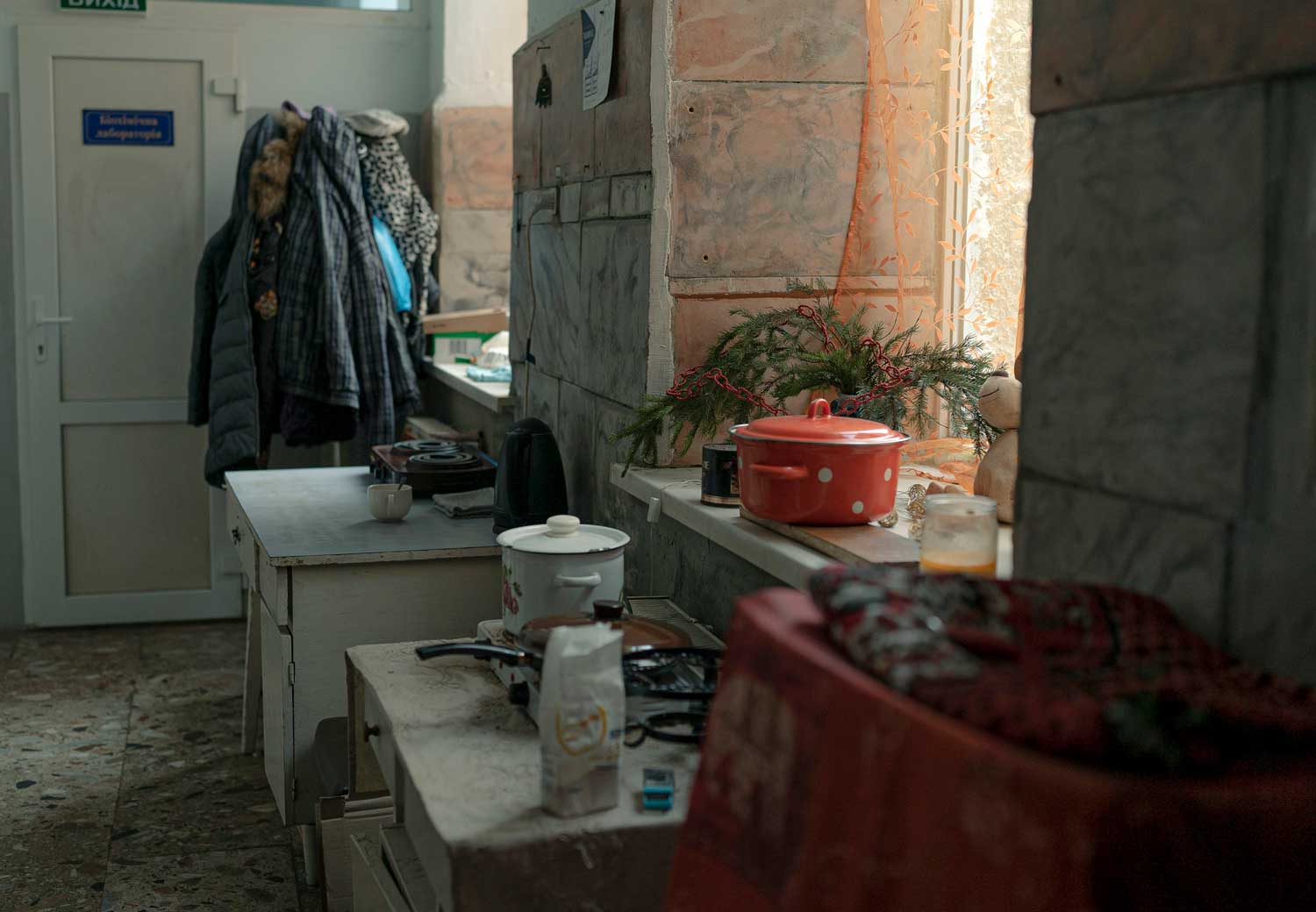 Bildet viser kjøkkenet på et mottak for internt fordrevne i Vinnytsia, Ukraina.