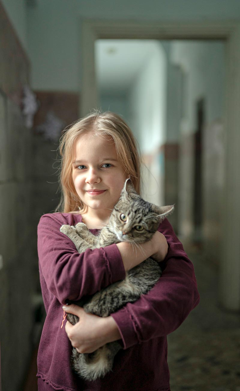 Bildet viser 10 år game Polina, som bor på et mottak for fordrevne familier i Vinnytsia i Ukraina.