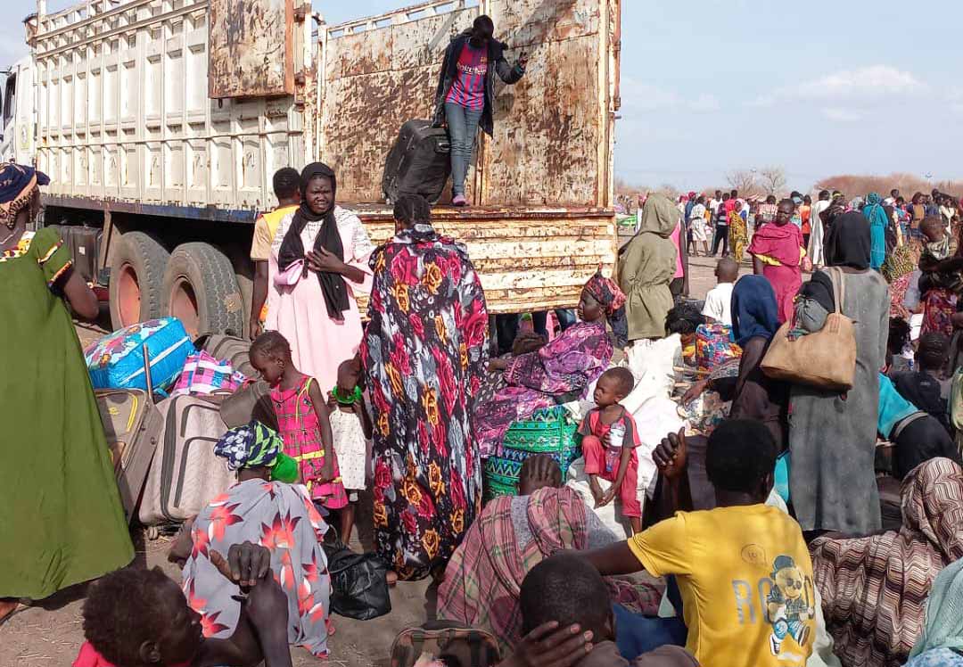 Barn og voksne i Sudan som har flyktet unna konfiktområdene.