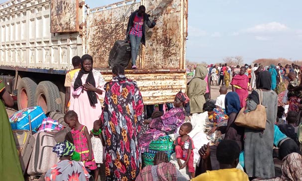 Barn og voksne i Sudan som har flyktet unna konfiktområdene.