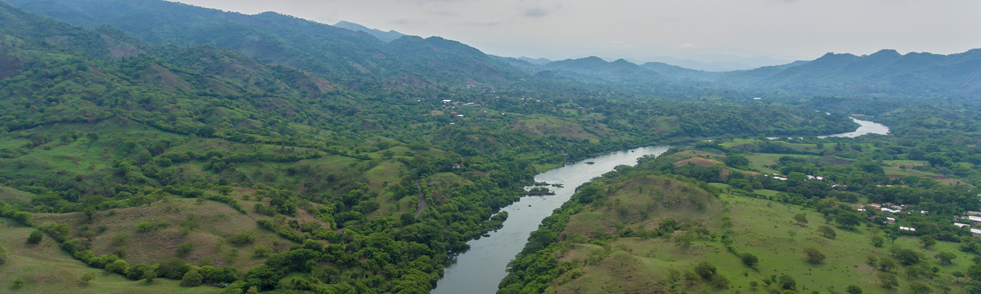 Elv i en grønn dal i El Salvador