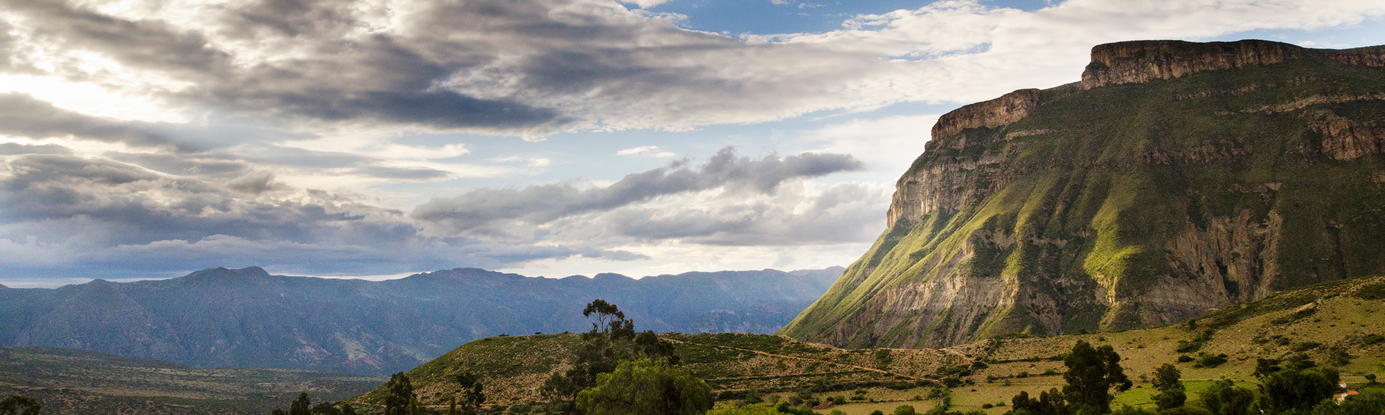 Fjell og dal i åpent landskap i Bolivia