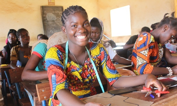 Smilende jente på skole i Mali