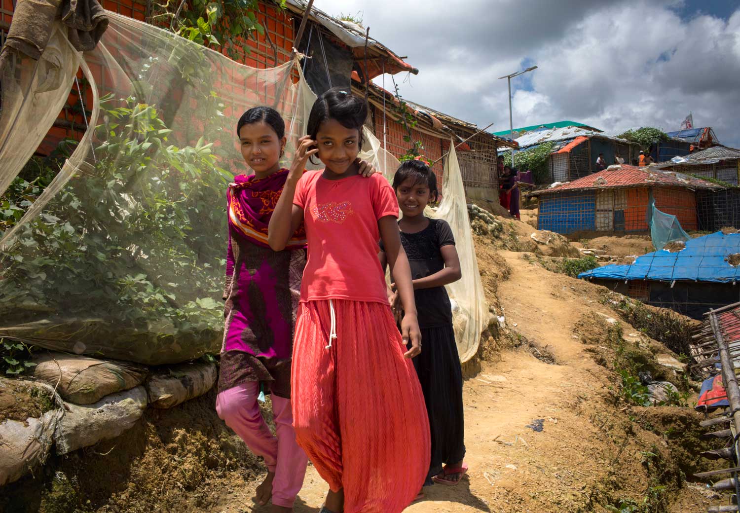 Tre jenter på vei til skolen i en av flyktningeleirene i Bangladesh.